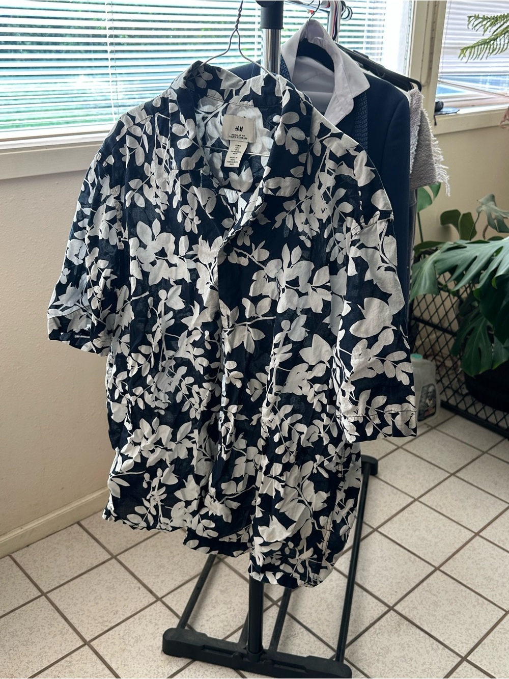 H&M Men’s Medium Navy and White Floral Short Sleeve Button-Down Shirt